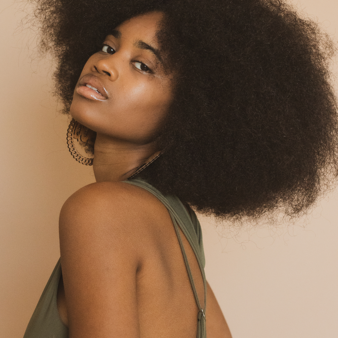 Picture of black woman with kinky type 4 (or 4c) natural hair.